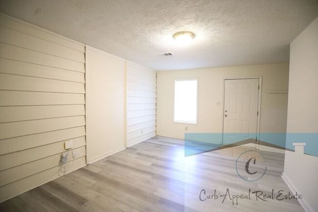 Building Photo - 2 bed, 1.5 bath apartment - $775 - HUD acc...