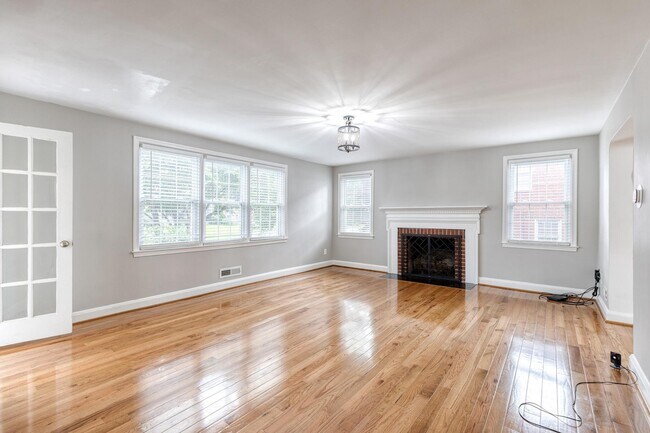 Building Photo - 1517 Dellsway Rd