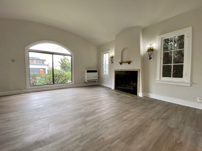 Building Photo - 837 N Martel Ave