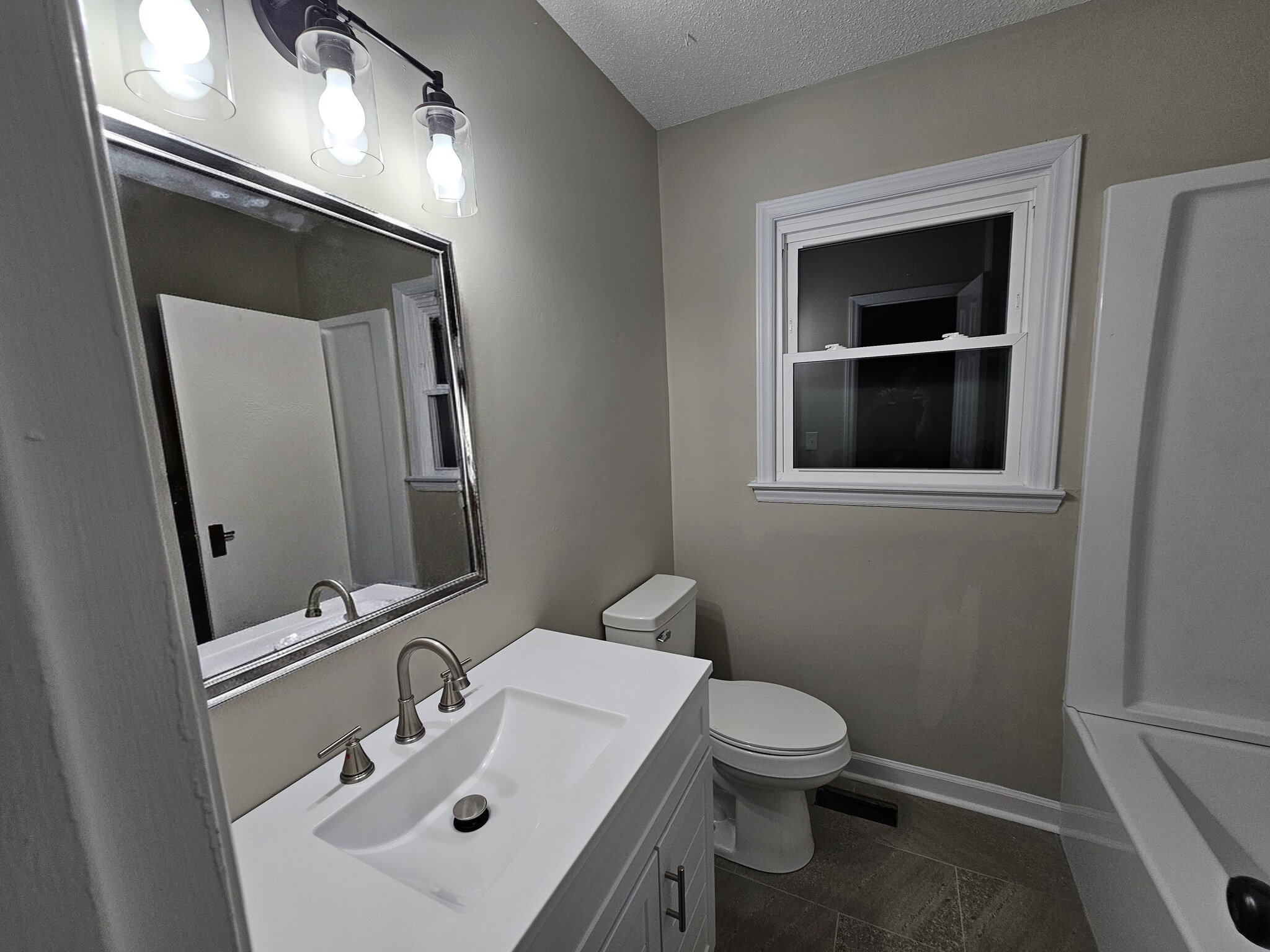 Building Photo - 2707 Little River Dr