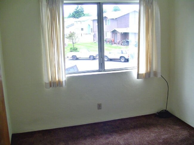 Building Photo - Duplex close to association park/common area