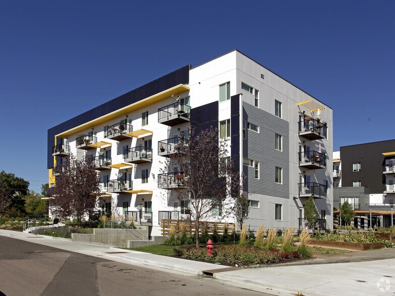 Building Photo - Residences at Creekside