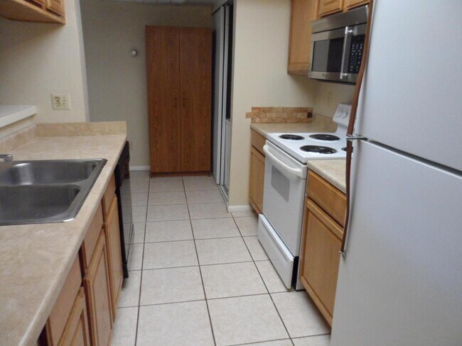 Building Photo - Great Townhome in Scottsdale - 2 Bed 1.75 Bath Unfurnished!