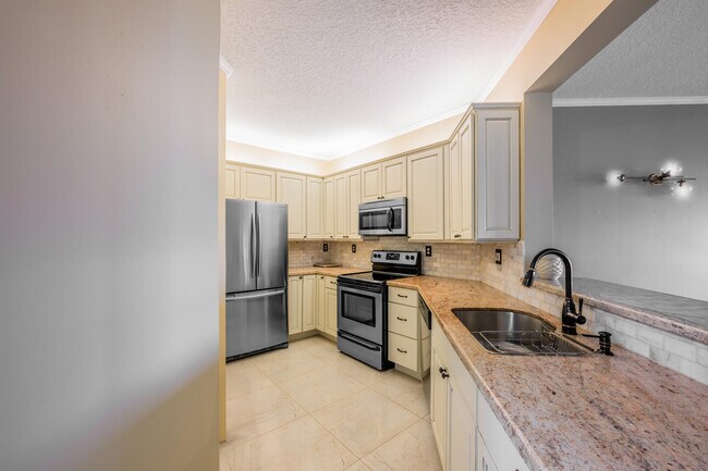 Building Photo - 800 Uno Lago Dr