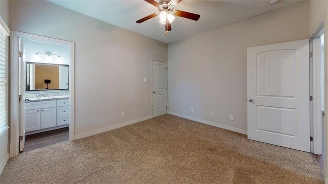 Building Photo - 302 Gilchrist Ave