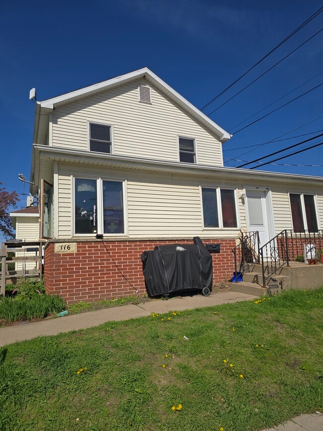Building Photo - 114  1/2 3rd St SE