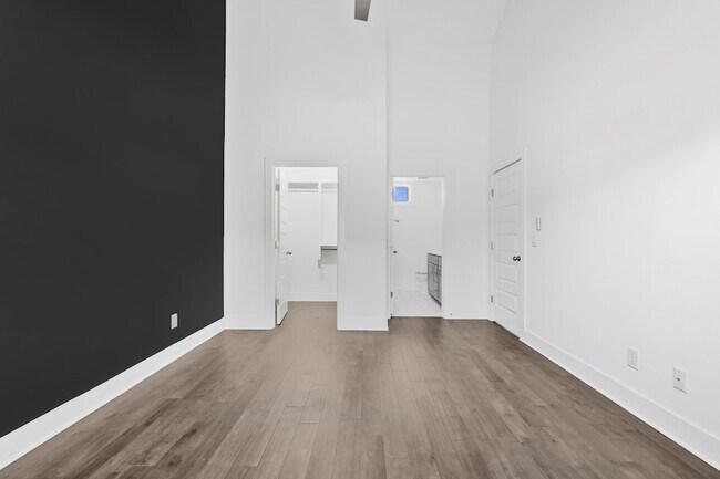 Building Photo - 700 James Ave