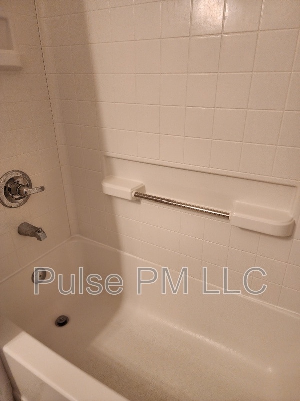 Building Photo - 985 Mistflower Ln