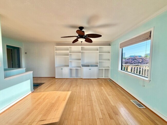 Building Photo - 723 Sailfish Dr