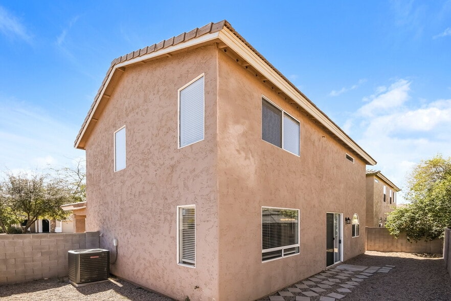 Building Photo - 1150 E Ferrara St