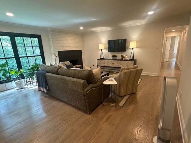 Building Photo - Fully Furnished House in West Hills – Knoxville, TN