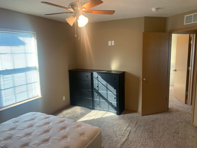 Building Photo - 2 bedroom fully furnished townhome