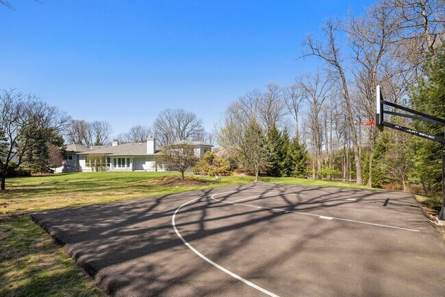 Building Photo - 425 Highview Rd