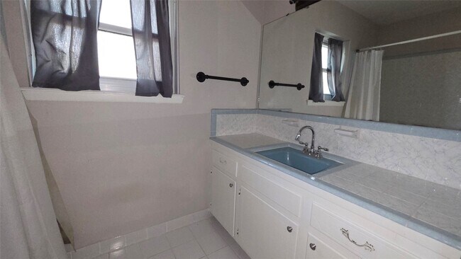 Building Photo - 1600 Southern Oaks Dr