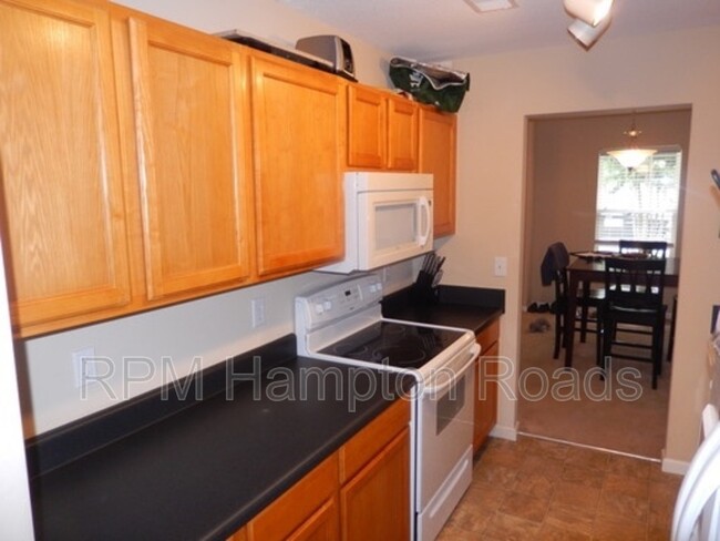 Building Photo - 7885 Park Gate Dr