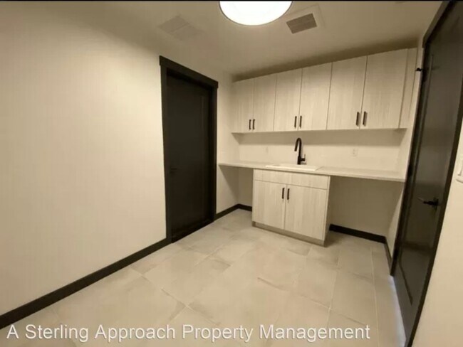 Building Photo - Close to Micron! Luxury Town Home With Two...