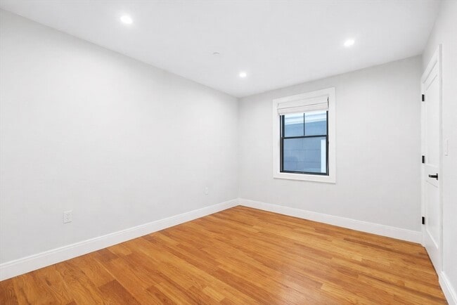 Building Photo - 113-115 Falcon St