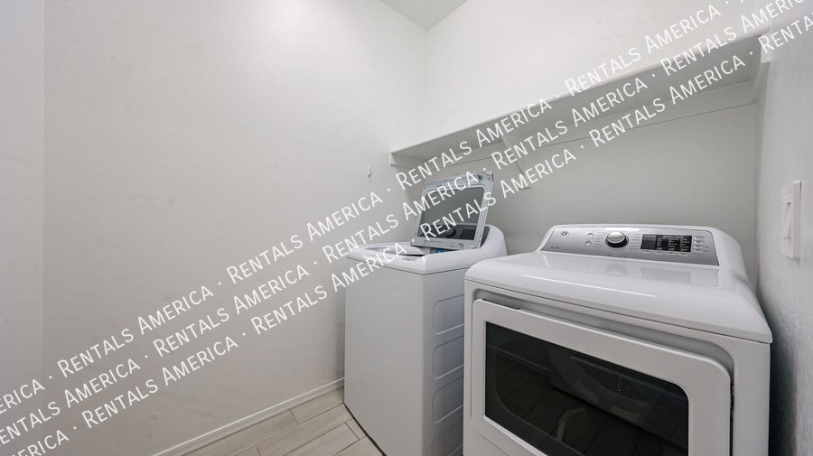 Building Photo - 15689 W Woodlands Ave