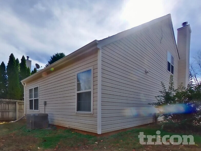 Building Photo - 1960 Lexington Ln