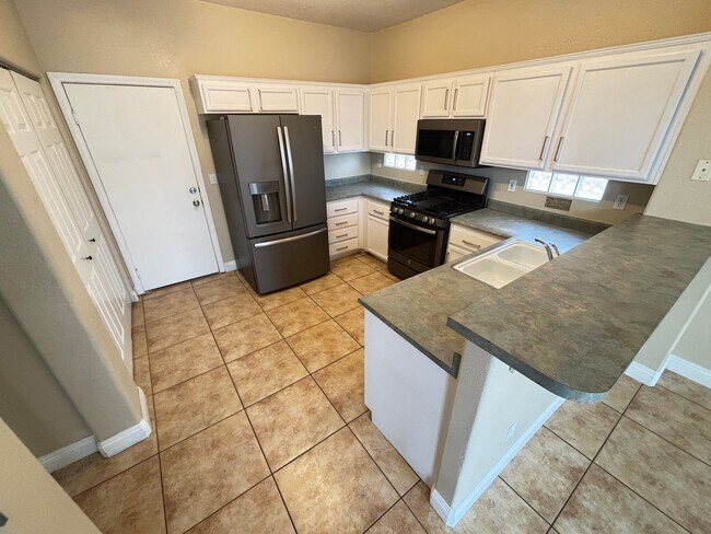 Building Photo - Modern 3Bed/3Bath Two Story Home located i...