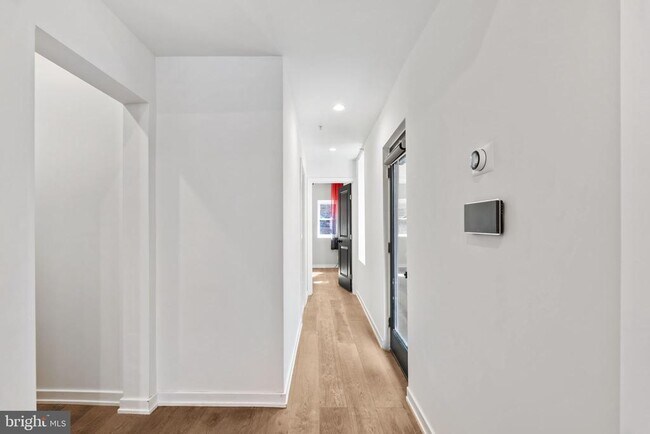 Building Photo - 2526 W Girard Ave