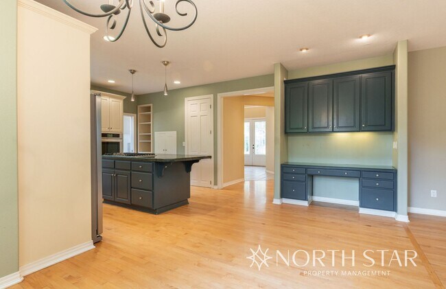 Building Photo - Spacious Elegance in Lake Oswego