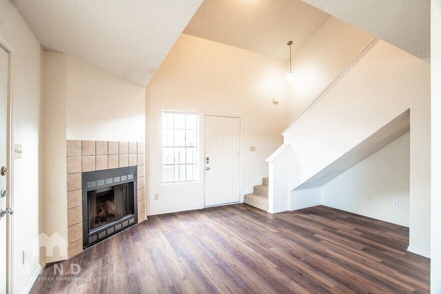 Building Photo - 2214 Creekside Ln