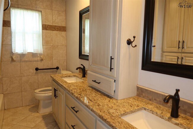 Building Photo - 1544 Sweetbriar Dr
