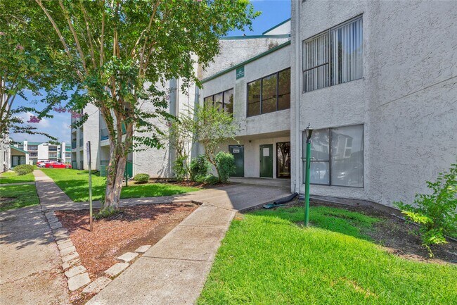 Building Photo - 2830 S Bartell Dr