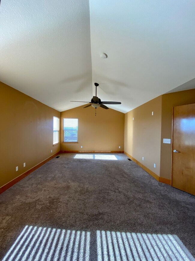 Building Photo - Immaculate 4 bed 3.5 Bath with Mountain Views and Unique Amenities!  Pet Friendly! Desirable 80922!