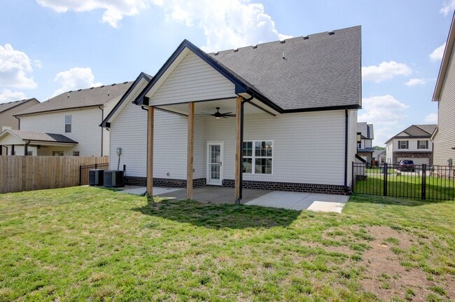 Building Photo - Sharp 4 bedroom HUGE house off exit 1 of I 24