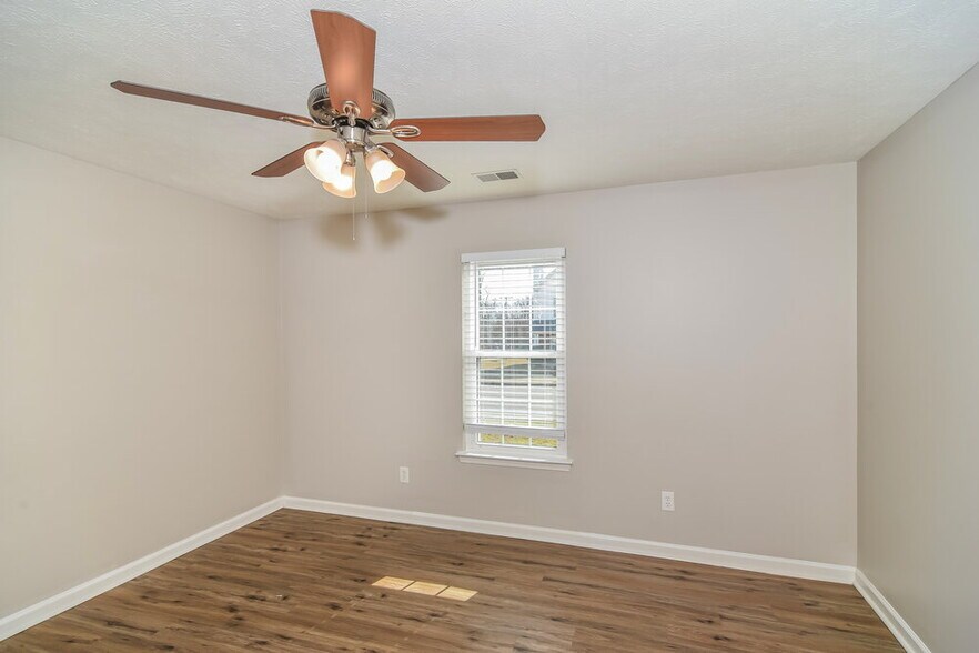 Building Photo - 3565 Mt View Ridge Dr