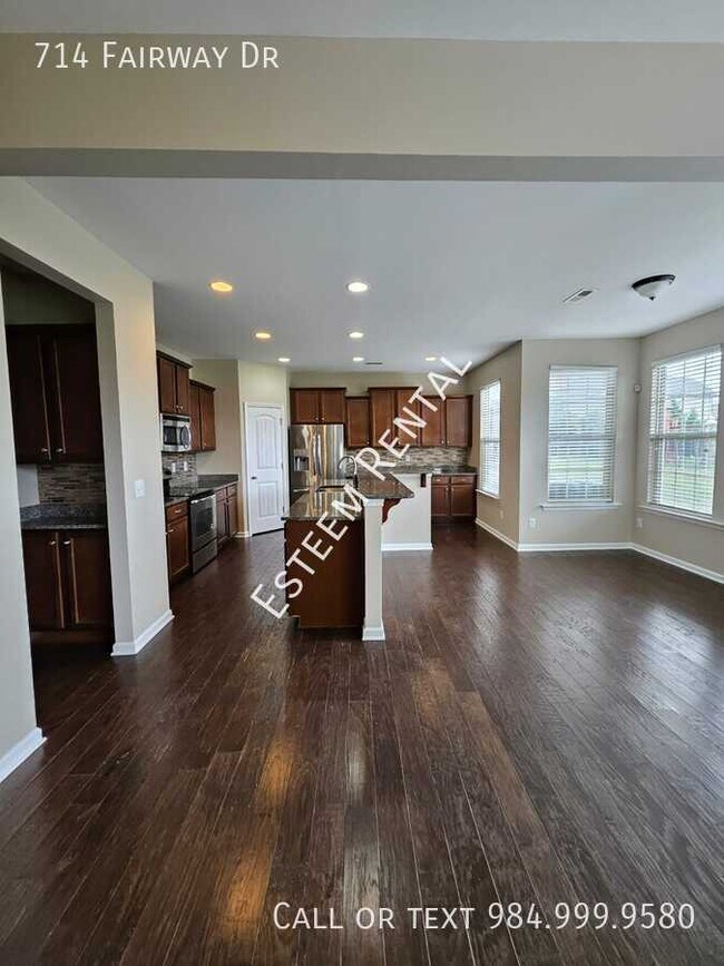 Building Photo - 714 Fairway Dr