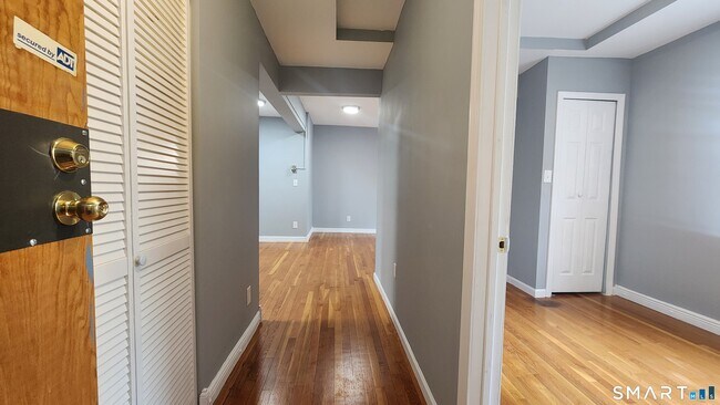 Building Photo - 16-20-20 Townley St