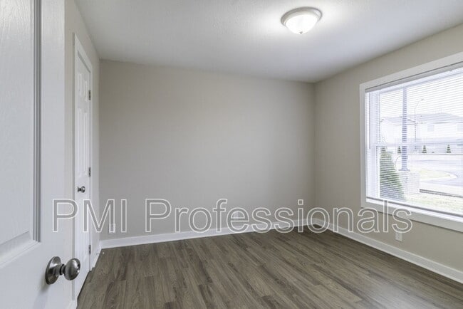 Building Photo - 123 Kingsridge Dr