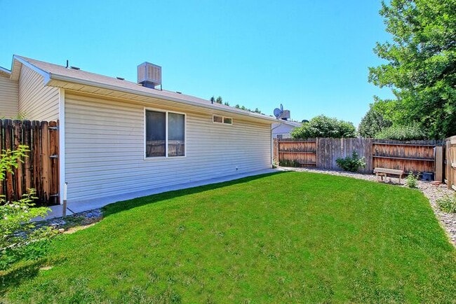 Building Photo - 3 bedroom 2 bath Duplex