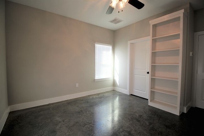 Building Photo - 709 Maple St