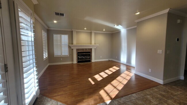 Building Photo - GORGEOUS 4/3 IN THE SW!!!
