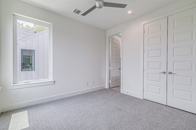 Building Photo - 6028 Lewis St