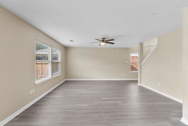 Building Photo - 2423 Pinpoint Dr