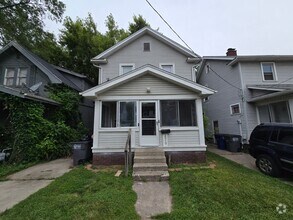 Building Photo - 2 Bedroom House