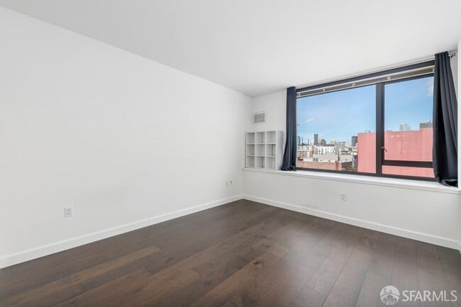 Building Photo - 250 King St