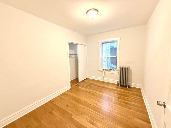 Building Photo - 4819 W Addison St