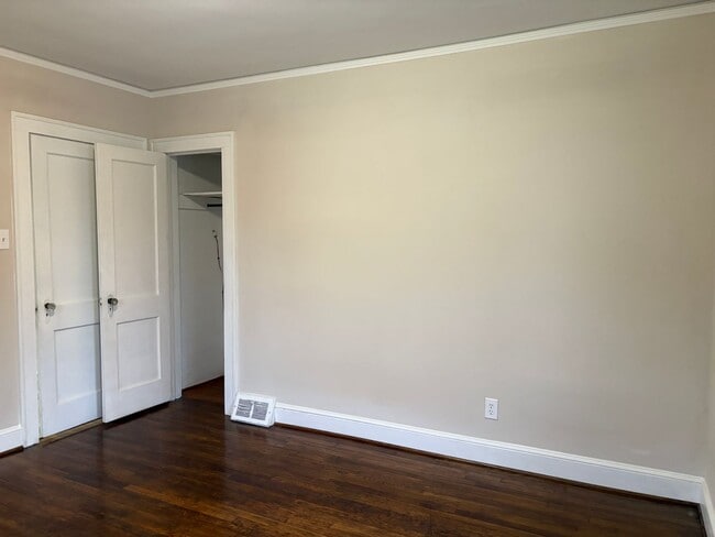 Building Photo - 2 Bedroom, 1 Bathroom House in Winston-Salem!