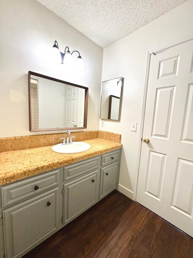 Building Photo - Beautiful Condo For Rent