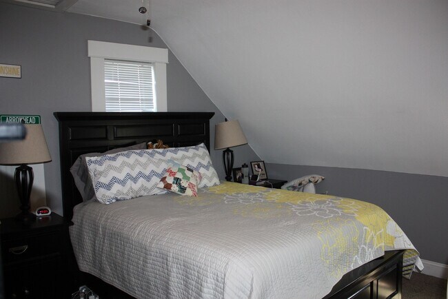 Building Photo - 3 Bed Spacious Home near downtown Pella!