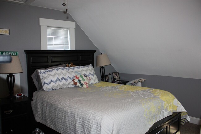 Building Photo - Spacious Home near downtown Pella!