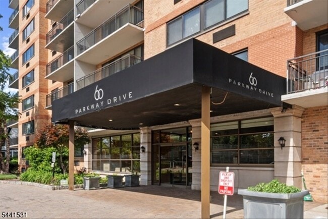 Building Photo - 60 Parkway Dr