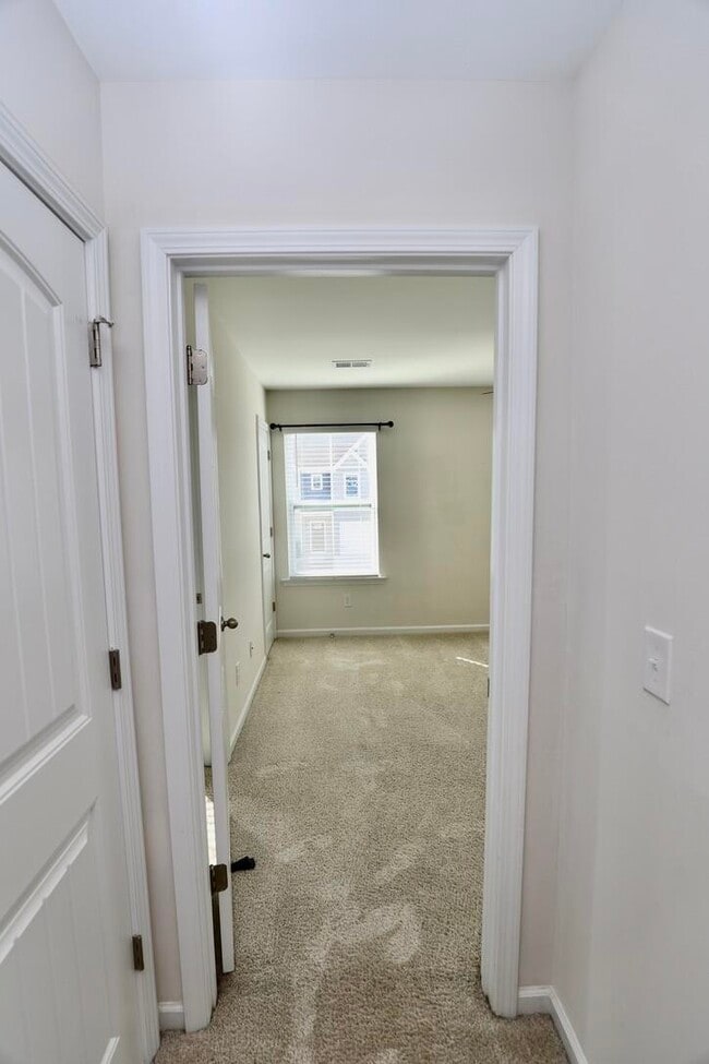 Building Photo - 2943 Old Field Rd