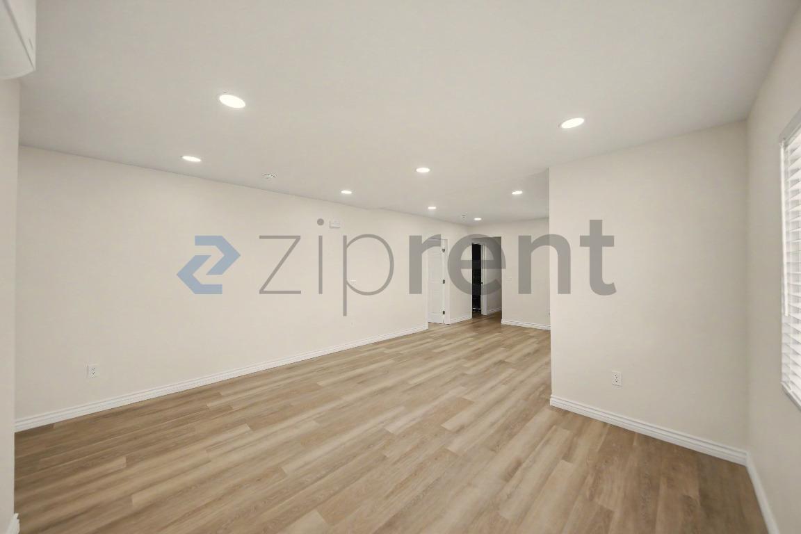 Building Photo - Unit